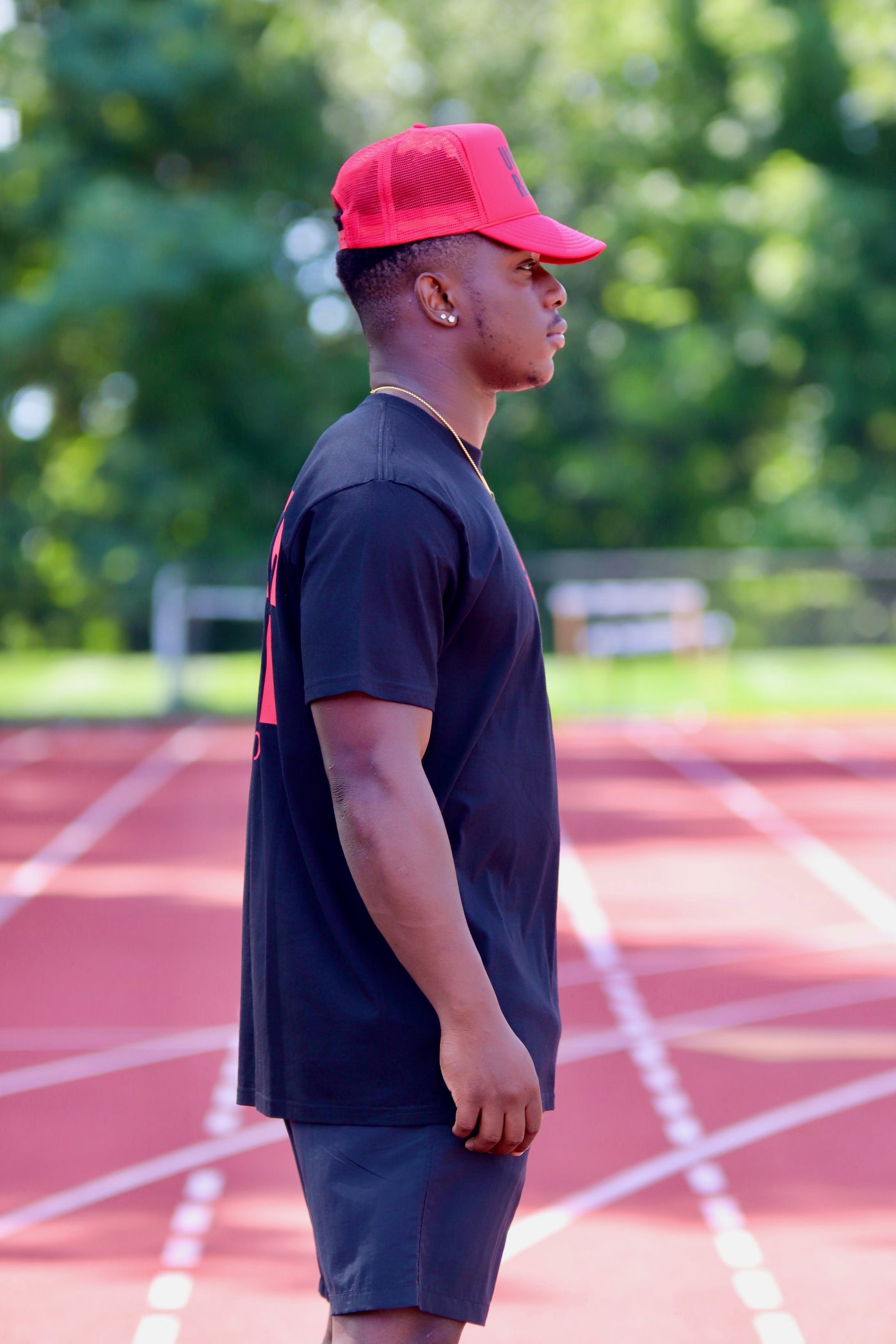 UNDERRATED BLACK T-SHIRT RED SIDE TEXT
