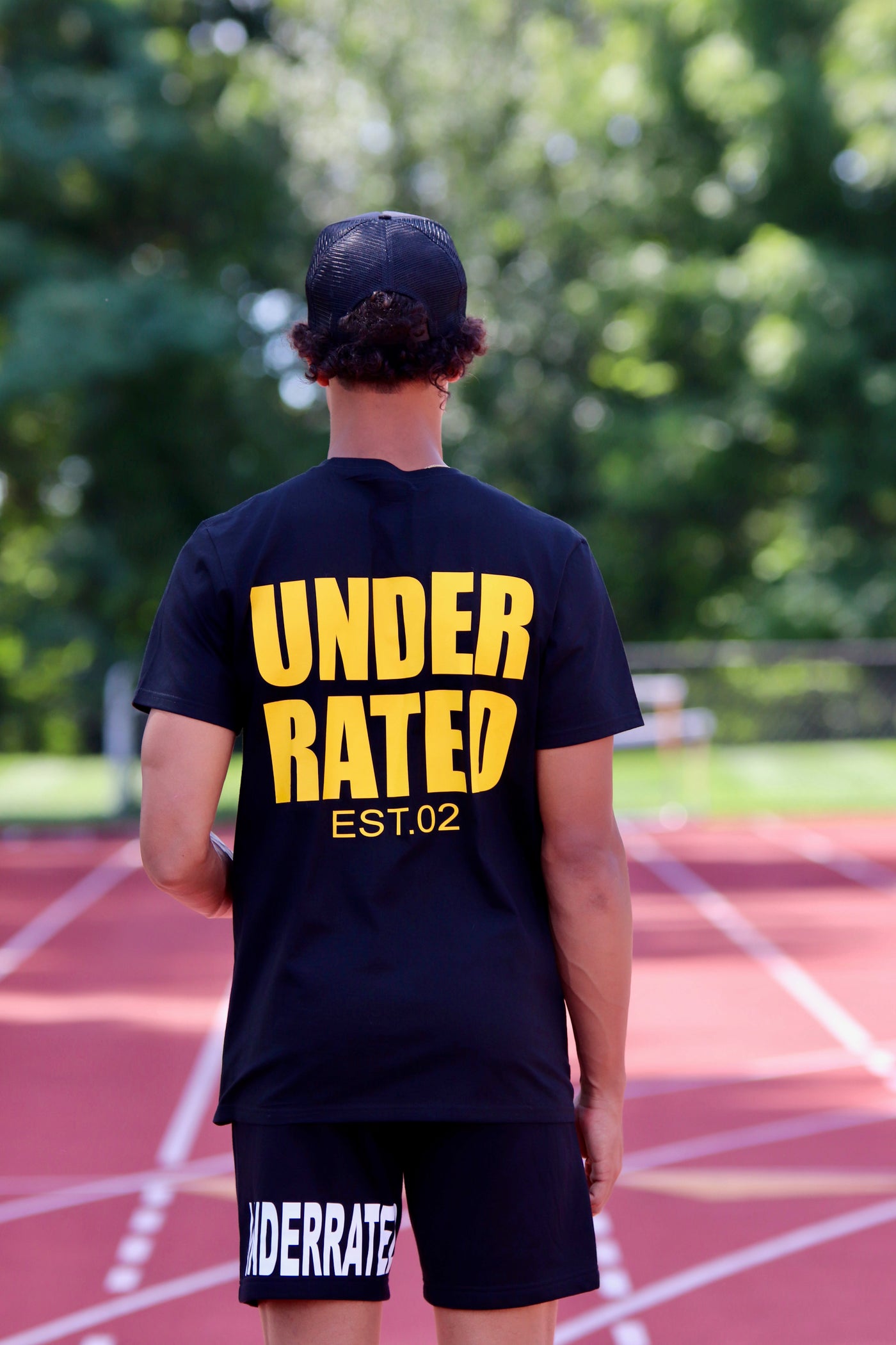 UNDERRATED BLACK T-SHIRT YELLOW SIDE TEXT