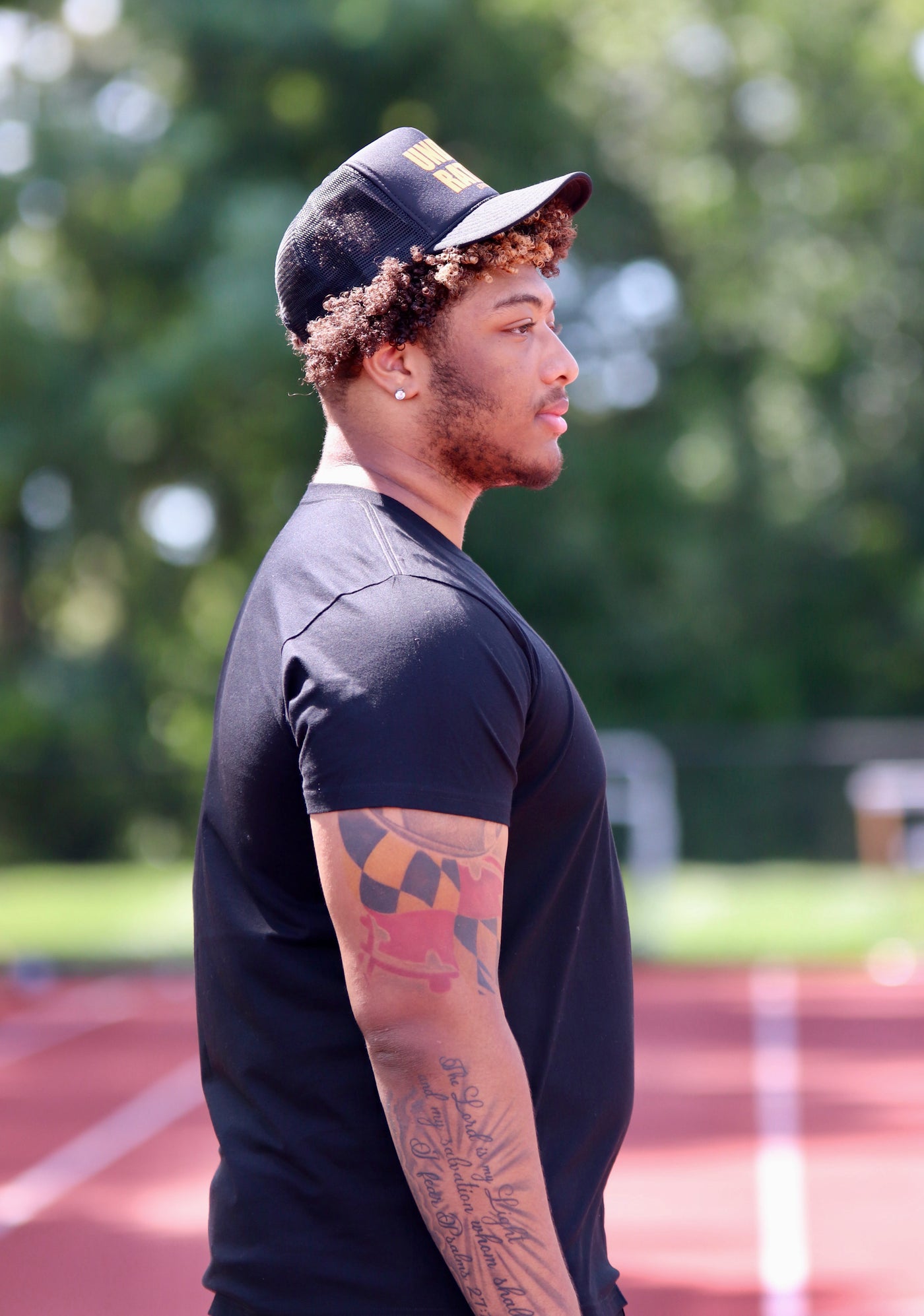 BLACK UNDERRATED TRUCKER HAT WITH ORANGE FONT